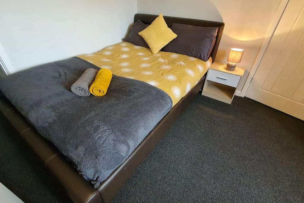 Contractors-City Centre-Parking-Sleeps 9 -Smart Tv, 2 Bathrooms! Ковентри Экстерьер фото