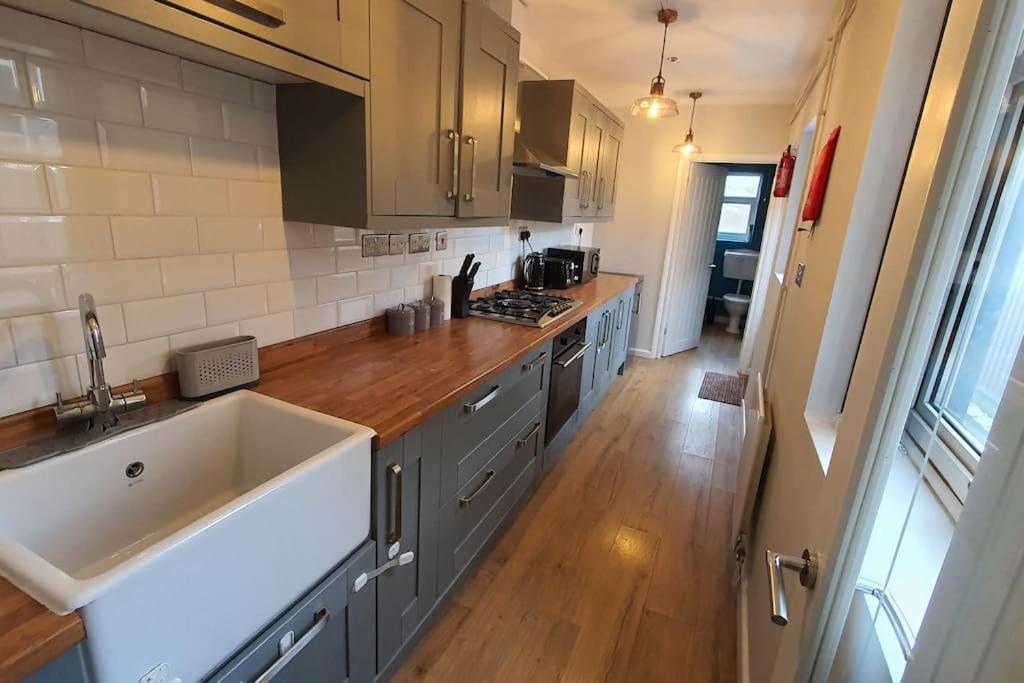 Contractors-City Centre-Parking-Sleeps 9 -Smart Tv, 2 Bathrooms! Ковентри Экстерьер фото