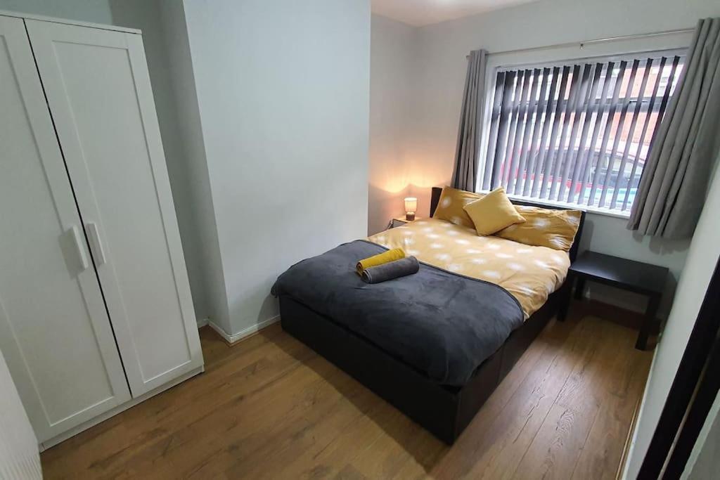 Contractors-City Centre-Parking-Sleeps 9 -Smart Tv, 2 Bathrooms! Ковентри Экстерьер фото