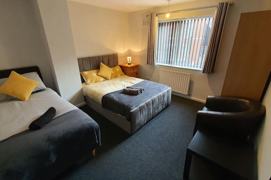 Contractors-City Centre-Parking-Sleeps 9 -Smart Tv, 2 Bathrooms! Ковентри Экстерьер фото
