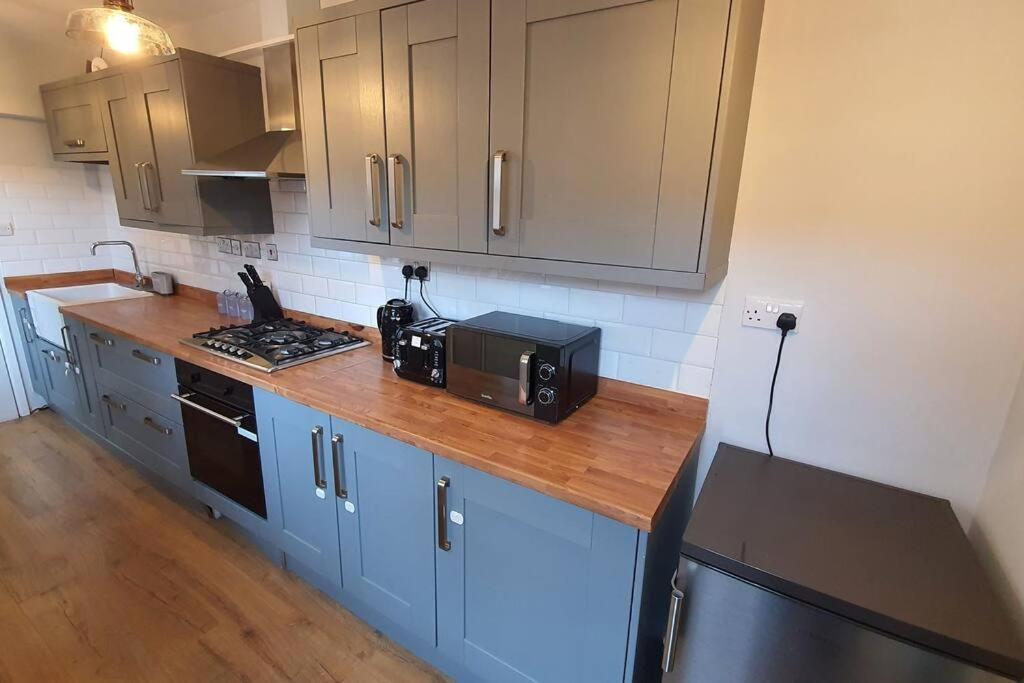 Contractors-City Centre-Parking-Sleeps 9 -Smart Tv, 2 Bathrooms! Ковентри Экстерьер фото