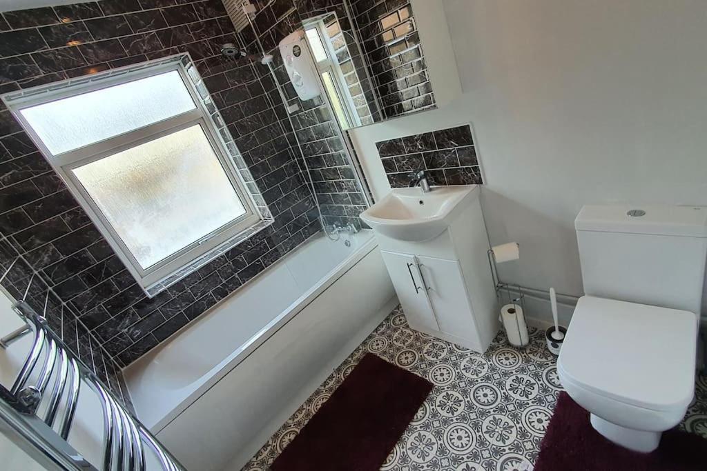 Contractors-City Centre-Parking-Sleeps 9 -Smart Tv, 2 Bathrooms! Ковентри Экстерьер фото